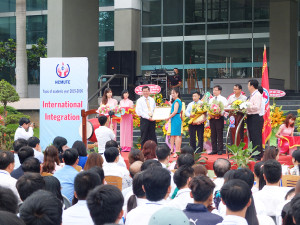 Giấy Lan Vi | Giấy Lan Vi nhận kỉ niệm chương ghi nhận sự đóng góp từ phía trường ĐH SPKT TP.HCM