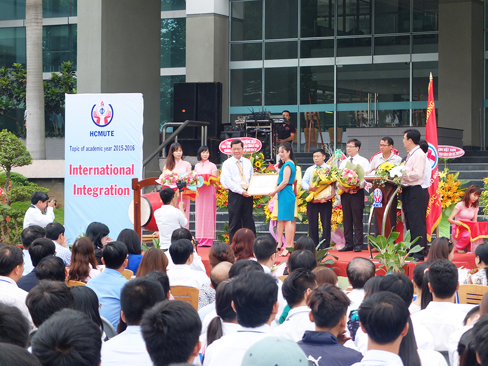 Giấy Lan Vi | Giấy Lan Vi nhận kỉ niệm chương ghi nhận sự đóng góp từ phía trường ĐH SPKT TP.HCM